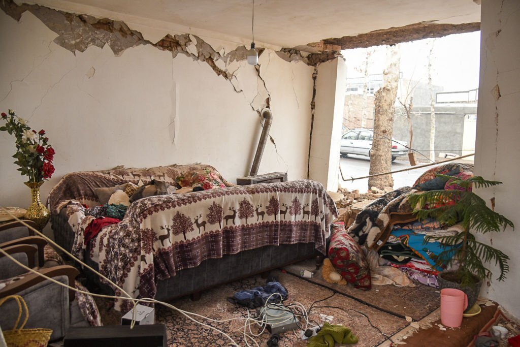 Earthquake kills three, injures 800 in northwest Iran