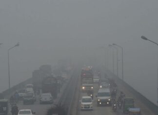 Dense winter fog paralyses life across Punjab, KP