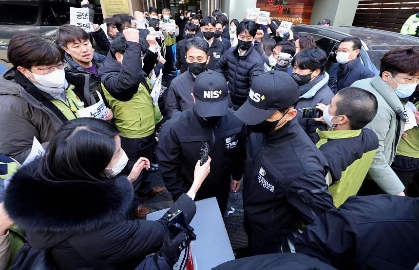 Seoul spy agency raids labour group over suspected N. Korea ties