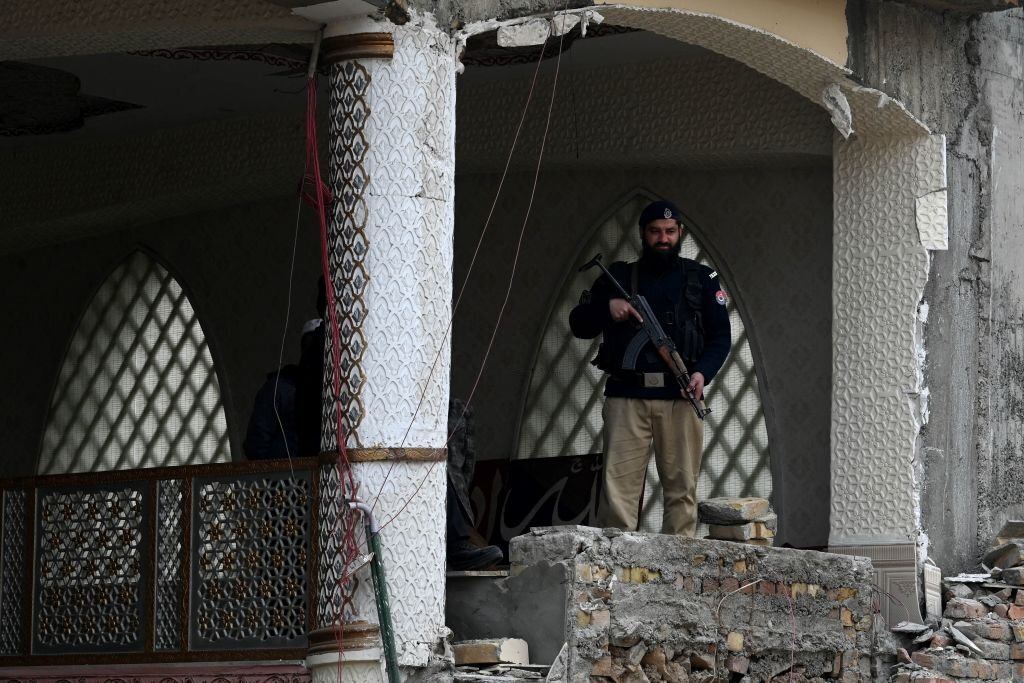 Suspects arrested over Peshawar blast, police focus on how bomber got in