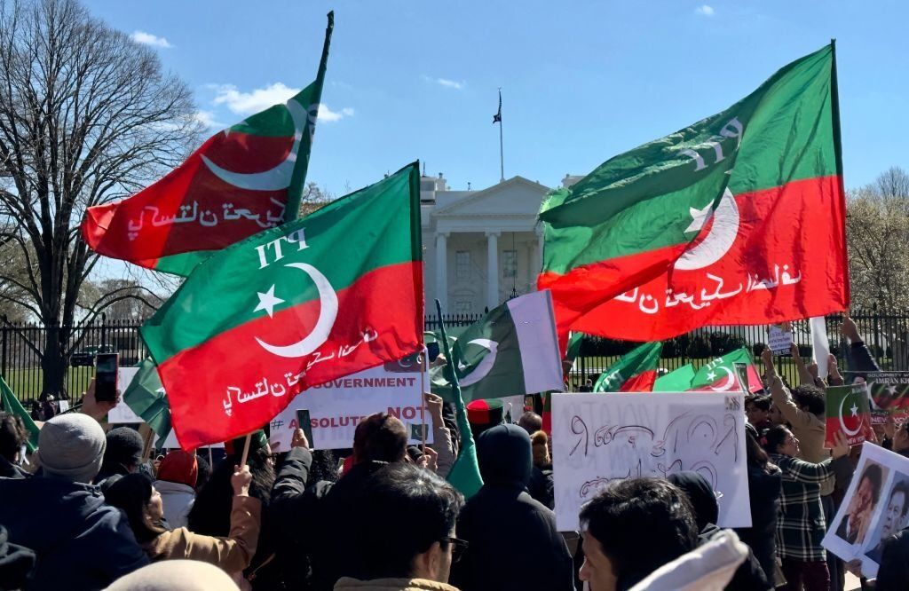 Social media blackout boosts Imran Khan's momentum