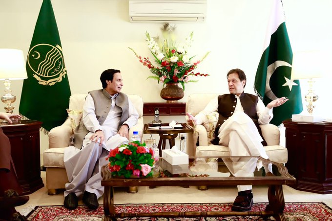 Pervaiz Elahi meets Imran, condemns police operation at Zaman Park