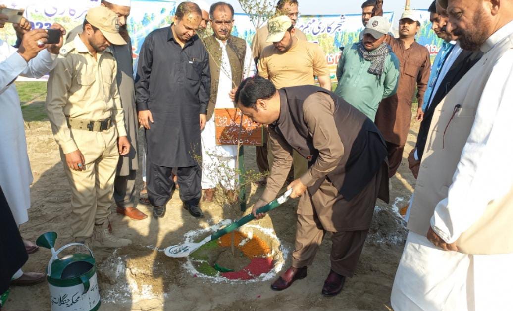 Deputy commissioner launches spring tree plantation drive in Muzaffargarh