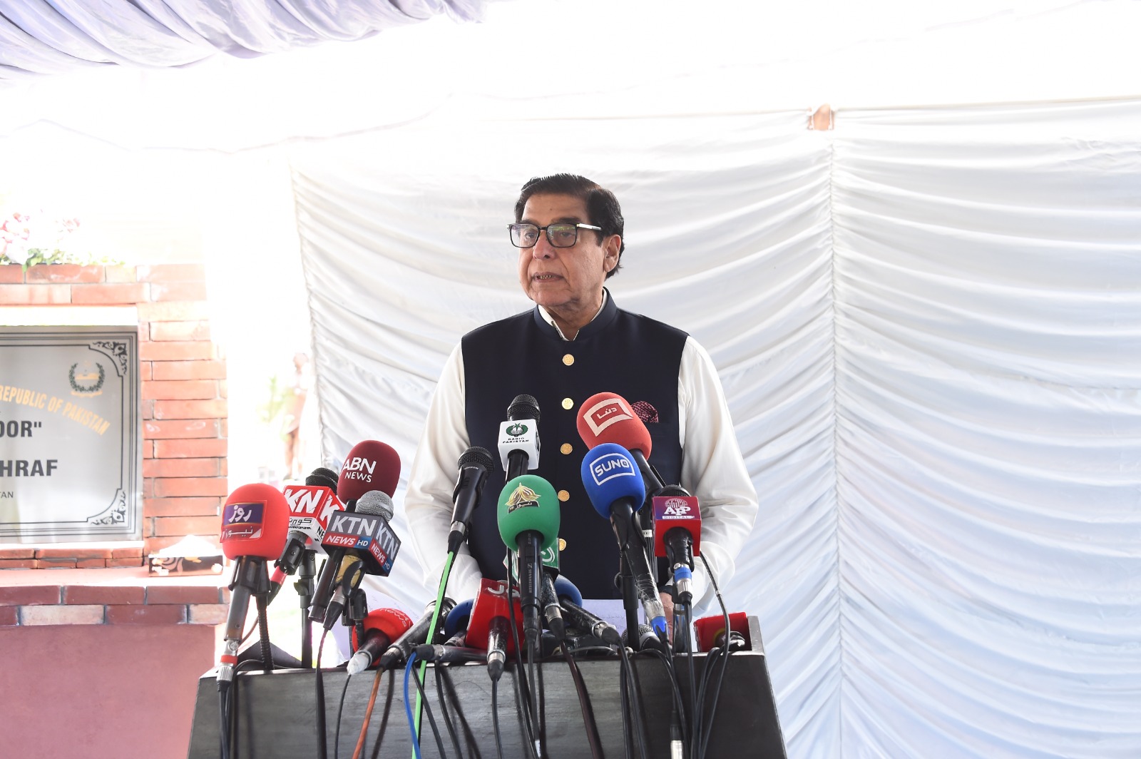 Ashraf proposes national day in honour of Constitution's adoption