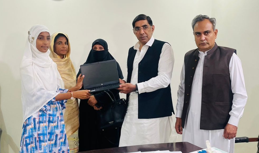 PEF honors high-performing students at laptop distribution ceremony
