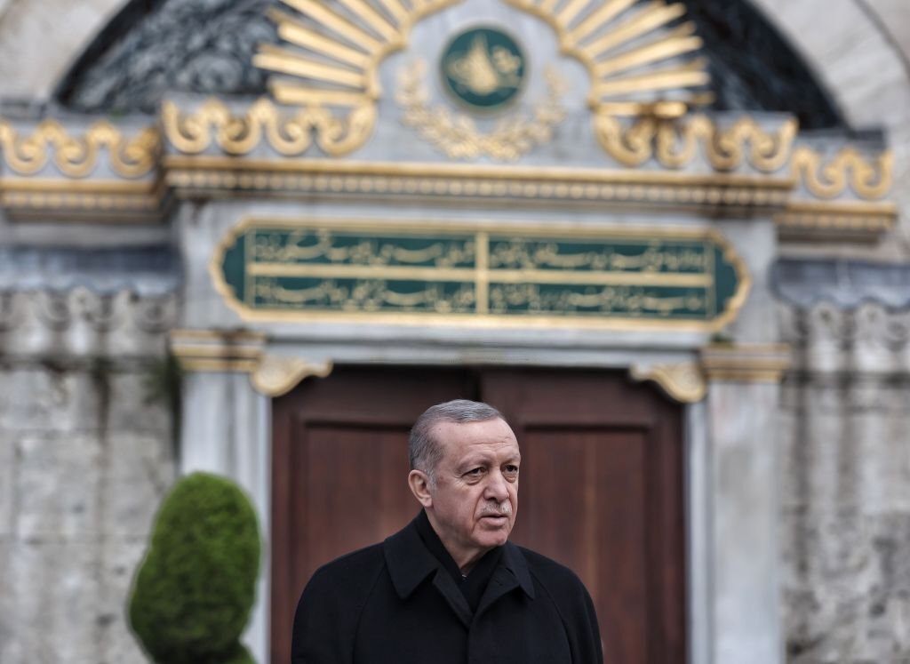 Erdogan leads prayers on eve of fight for political life