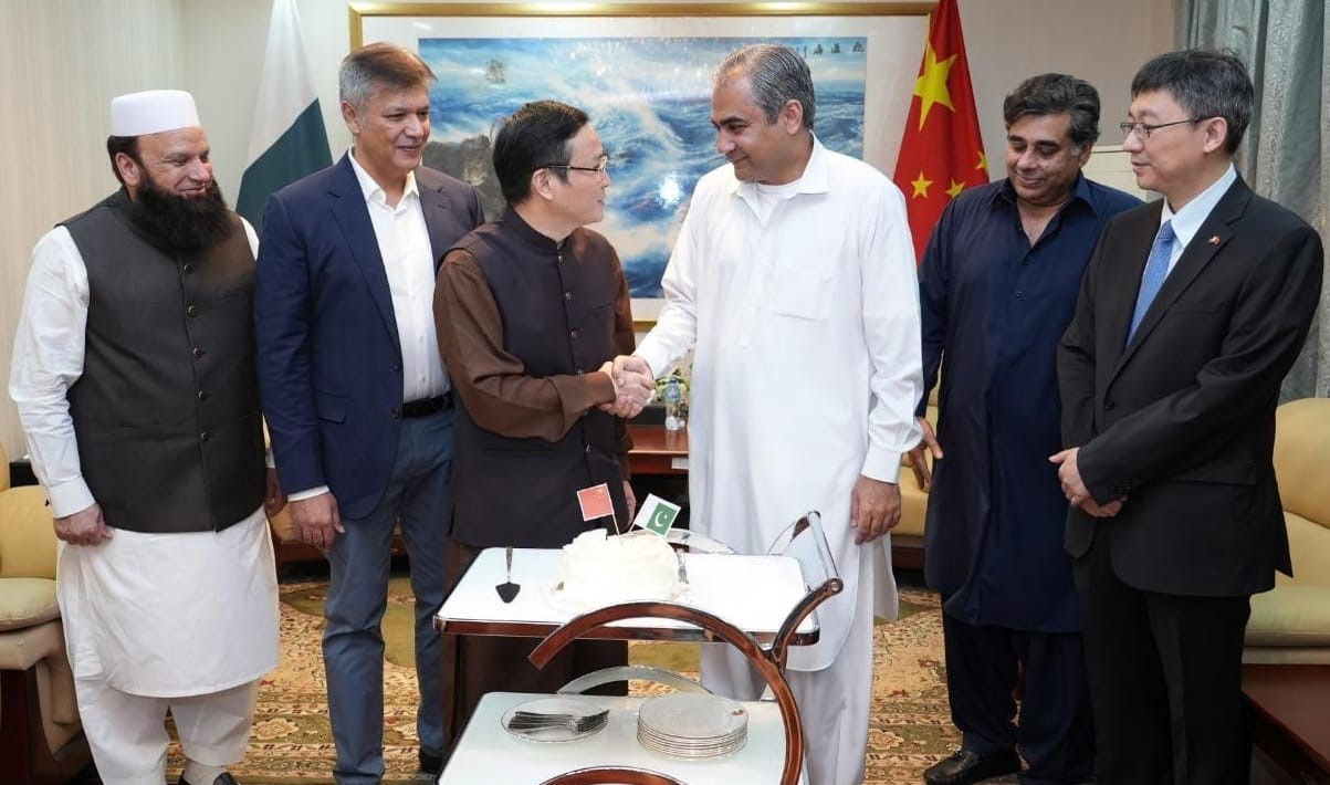 CM visits Chinese consulate, felicitates consul general on 72nd anniversary