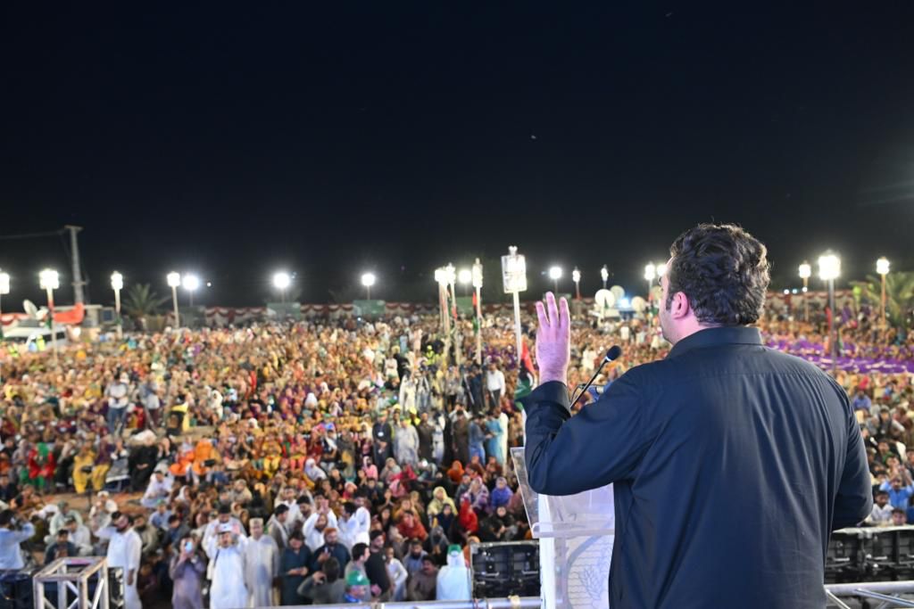 Bilawal distributes ownership rights among 5000 flood victims of Larkana