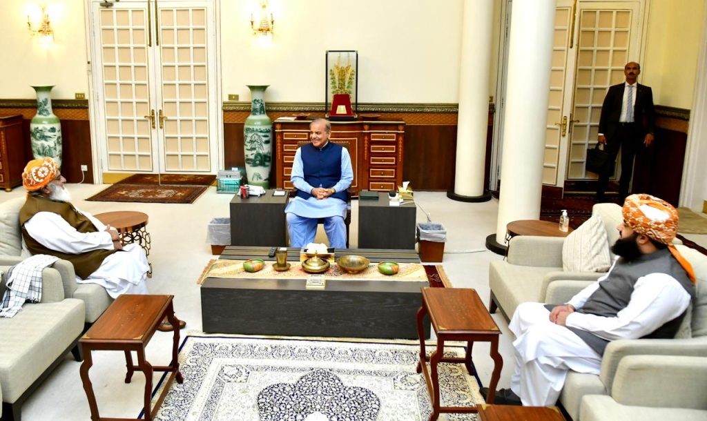Amid widening rift, JUI-F chief calls on PM to discuss ‘political situation’