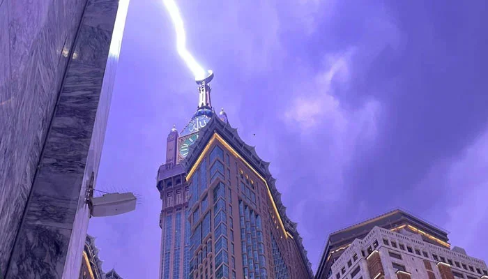 Stormy winds in Makkah send pilgrims nearly flying