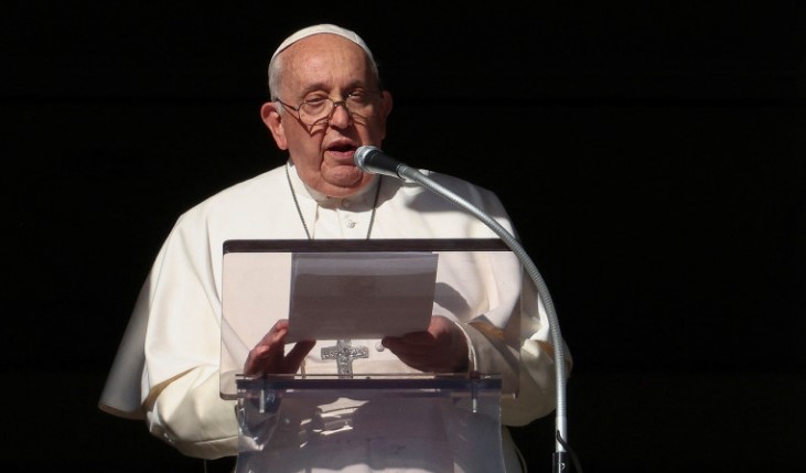 Pope hopes Christmas holiday will strengthen paths to peace