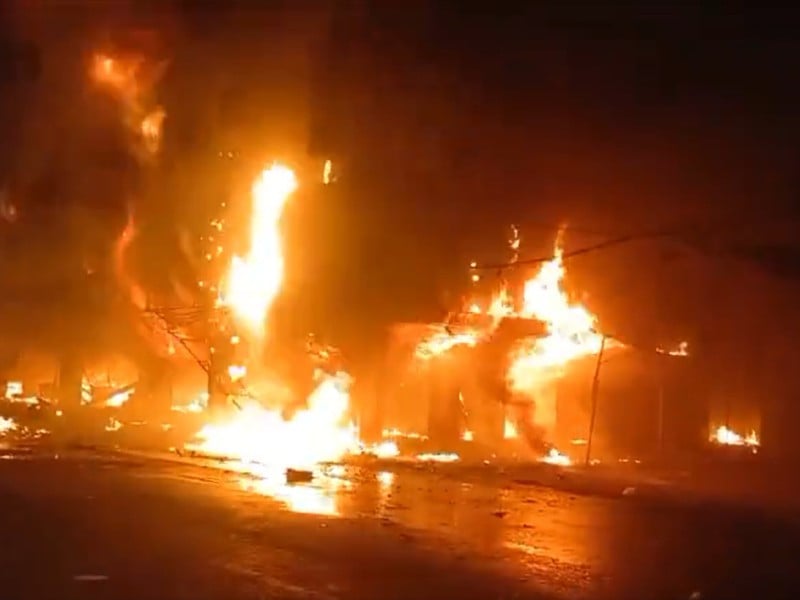 3 lives lost as devastating fire engulfs furniture market near Karachi’s Ayesha Manzil