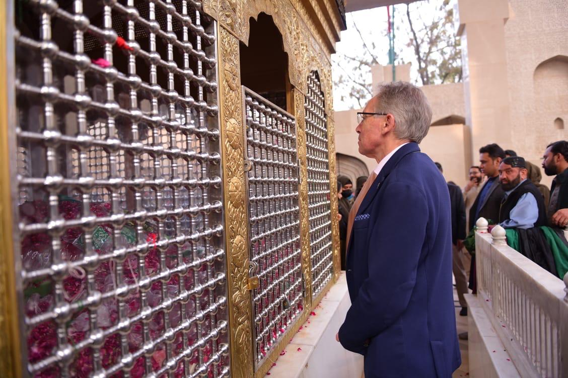 Australian High Commissioner visits shrine of Bibi Pakdaman