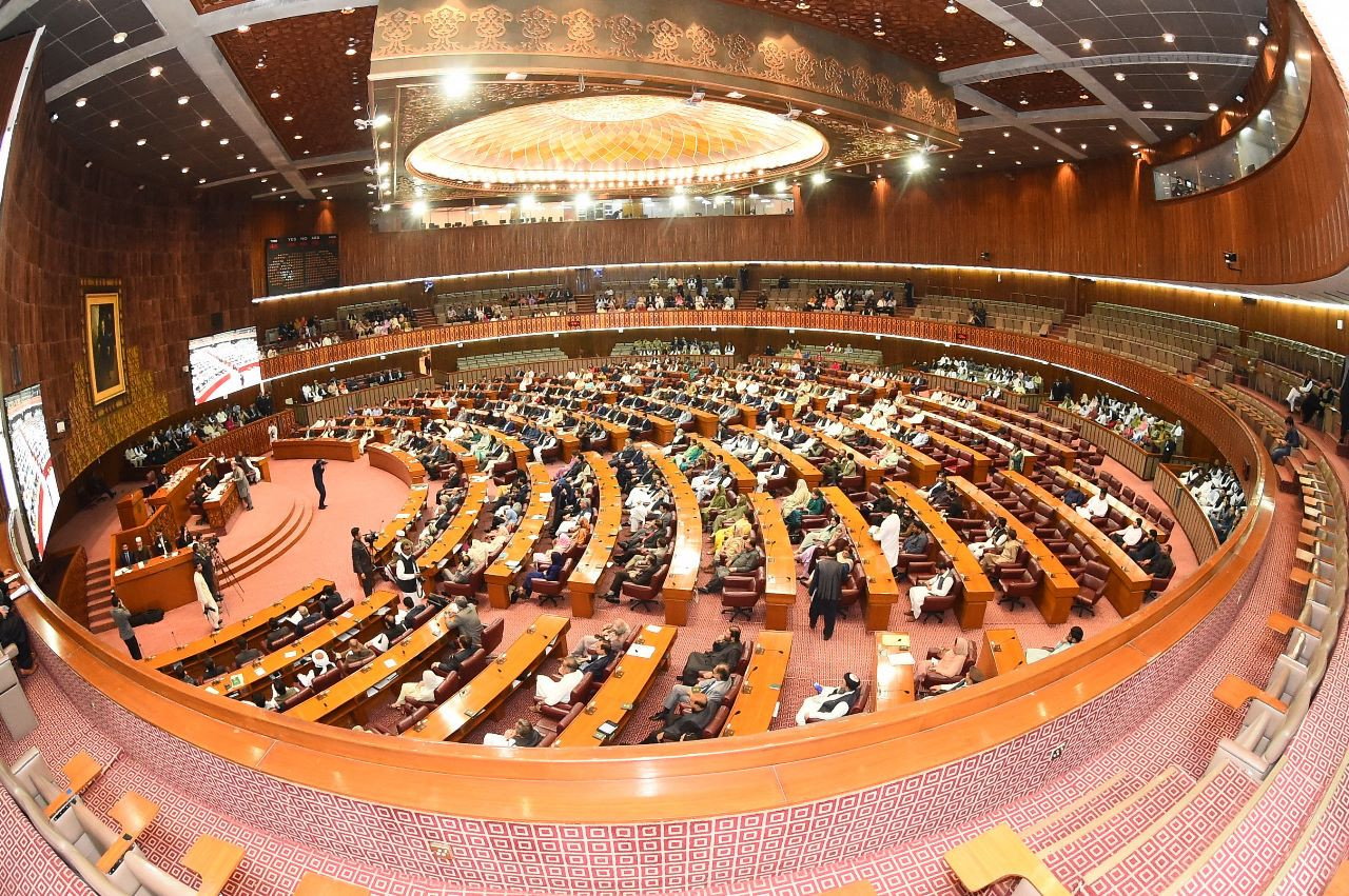 After high drama, President Alvi finally convenes NA session
