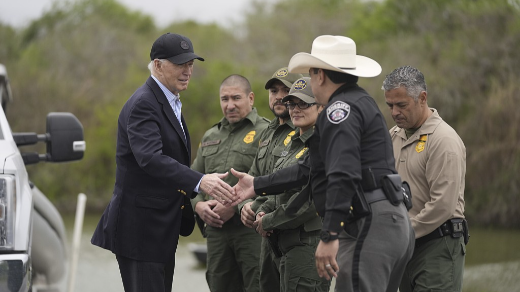 Biden calls on Trump to unblock migrant plan during dueling border visits