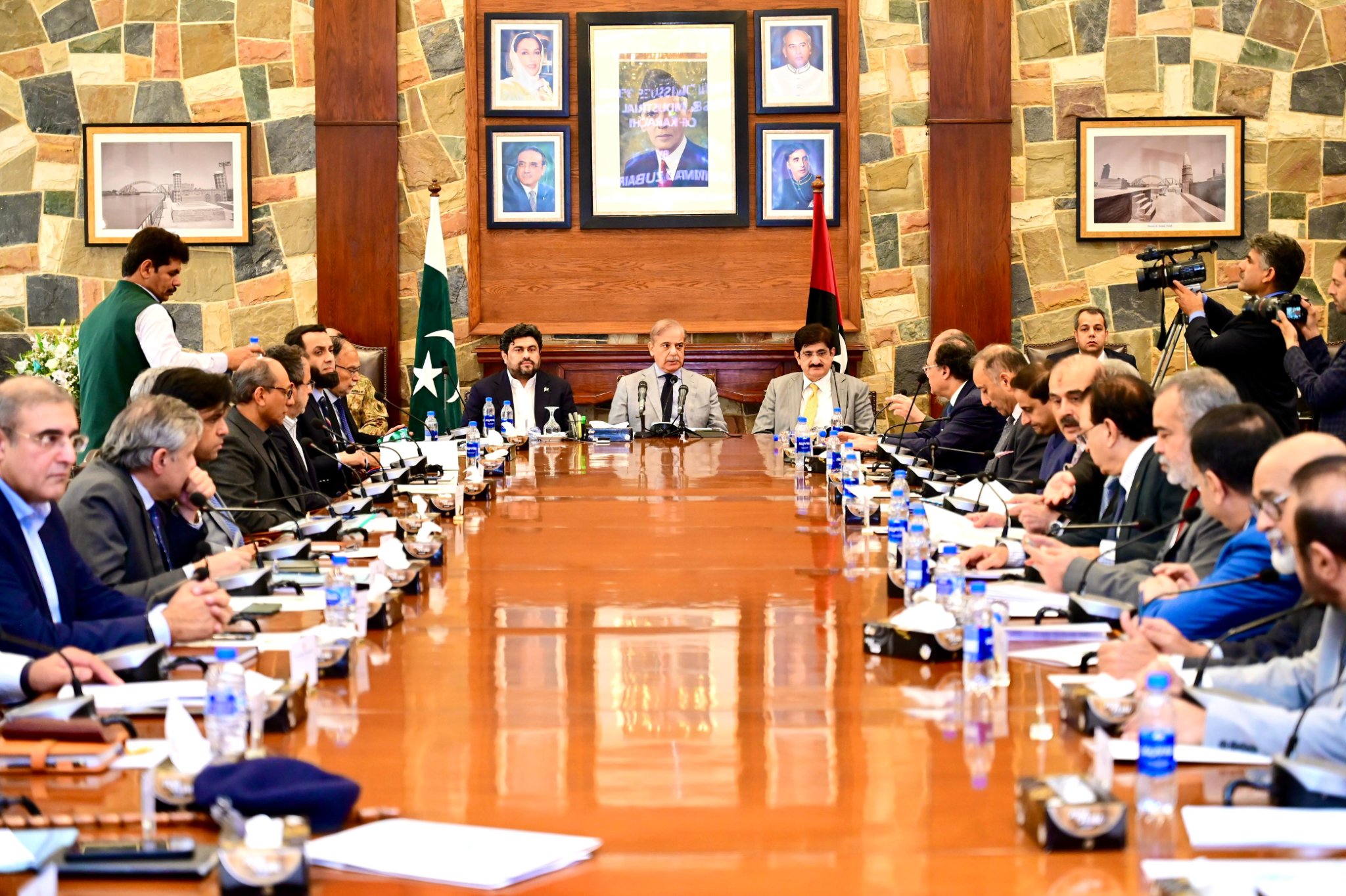 Centre, provinces to jointly overcome biggest challenge of economic stability: PM