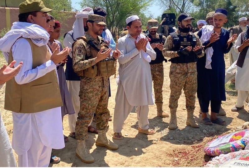 Senior army commanders pay tribute to martyred customs officials