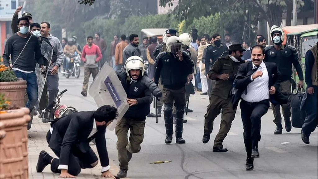 Lawyers and police violently clash outside Lahore High Court | Pakistan  Today