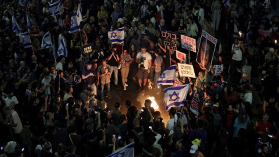 Thousands of Israelis press Netanyahu accept ceasefire to bring hostages home
