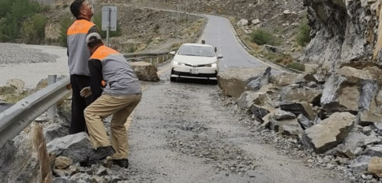 FWO clears landslide-blocked Karakoram Highway