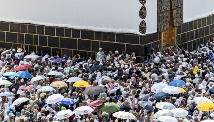 Loved ones search for missing as Hajj death toll passes 900