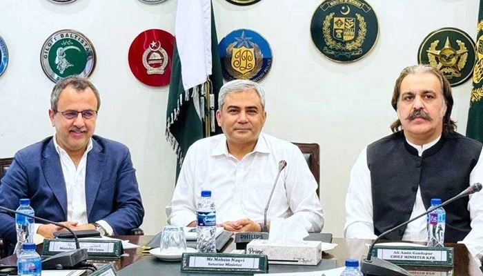 Leghari seeks Naqvi's help as KP asks DCs to ensure ‘only’ 12-hour outages
