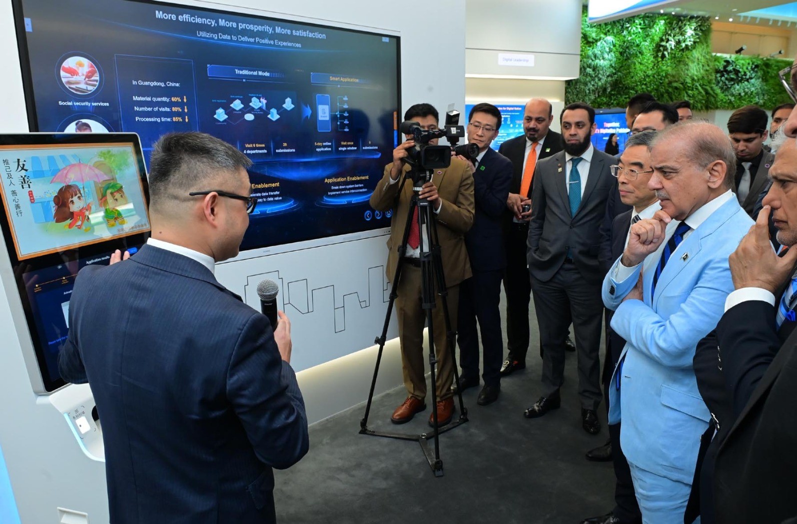 PM invites Huawei to invest in Pakistan’s safe city, taxation, e-governance sectors