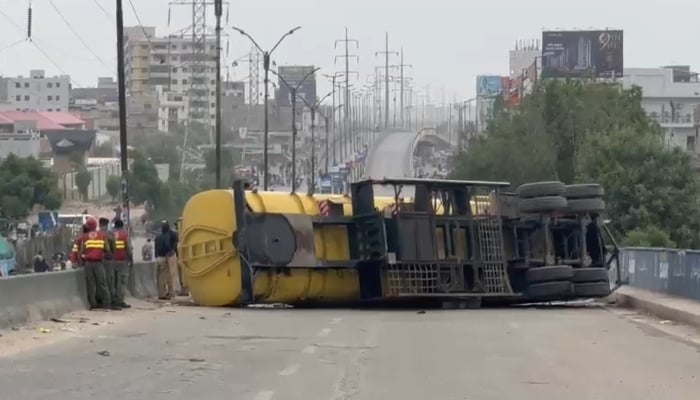 One killed in oil tanker accident on Baloch Colony Flyover, traffic disrupted