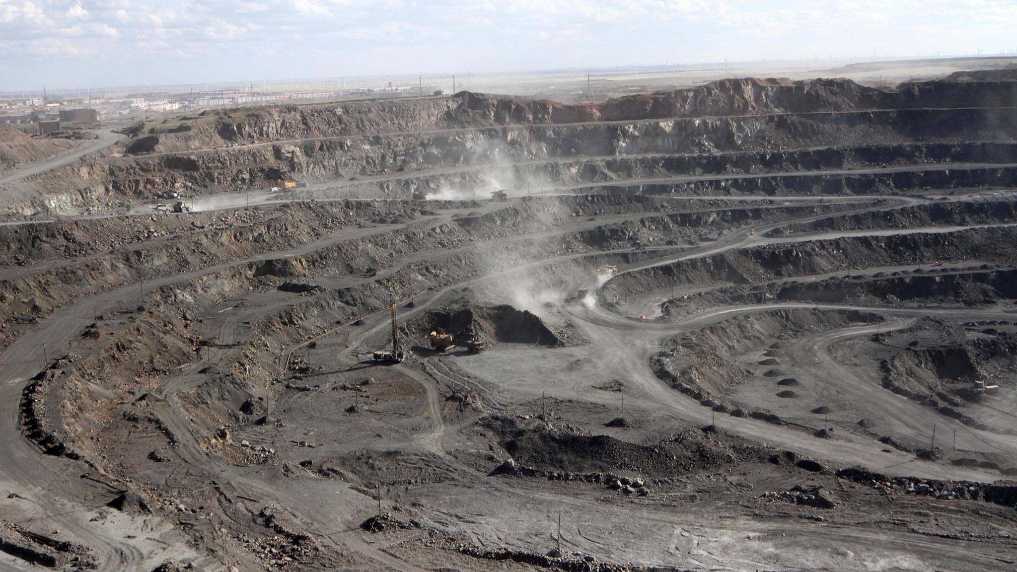 Chinese geologists unearth two novel minerals at world's largest rare-earth mine