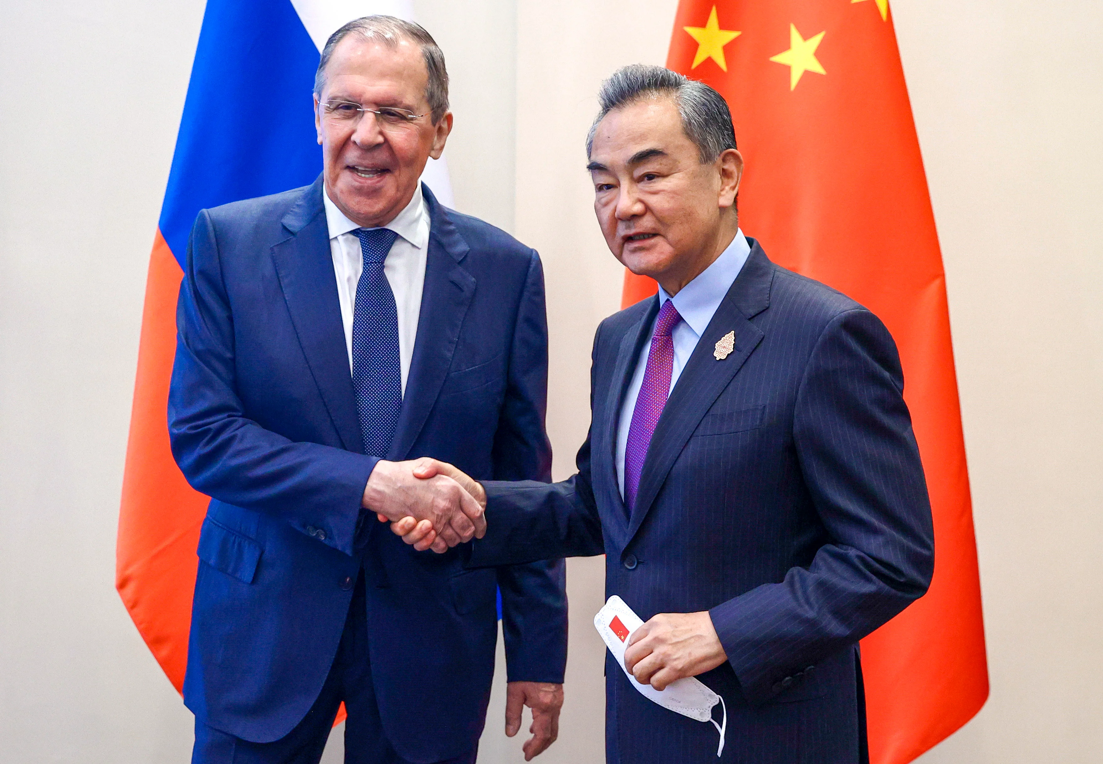 Wang Yi, Lavrov discuss strengthening China-Russia ties at G20 meeting