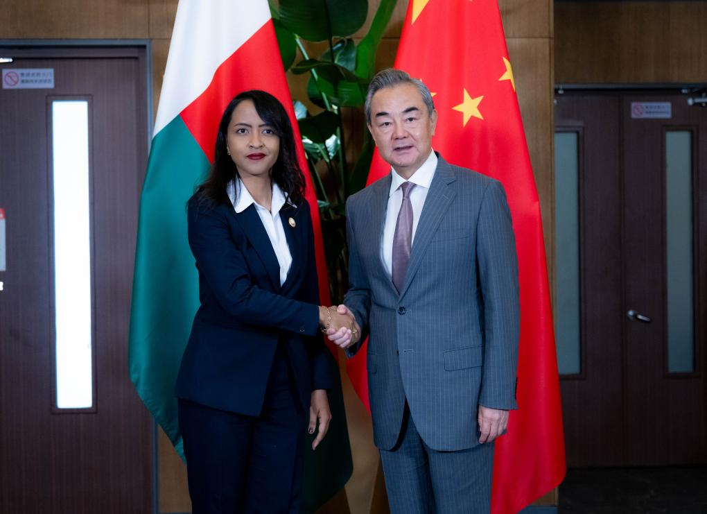 Chinese FM meets Gabonese, Malagasy counterparts, former UN secretary-general