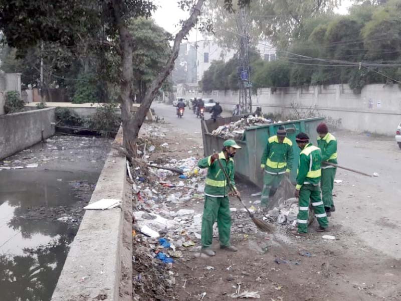 Lahore authorities launch cleanup drive to remove debris from streets