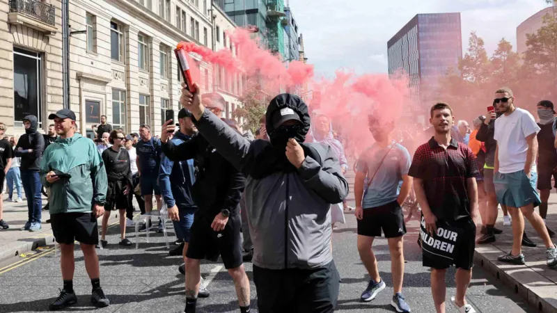 British mob lynches black man in Manchester as violent protests continue | Video
