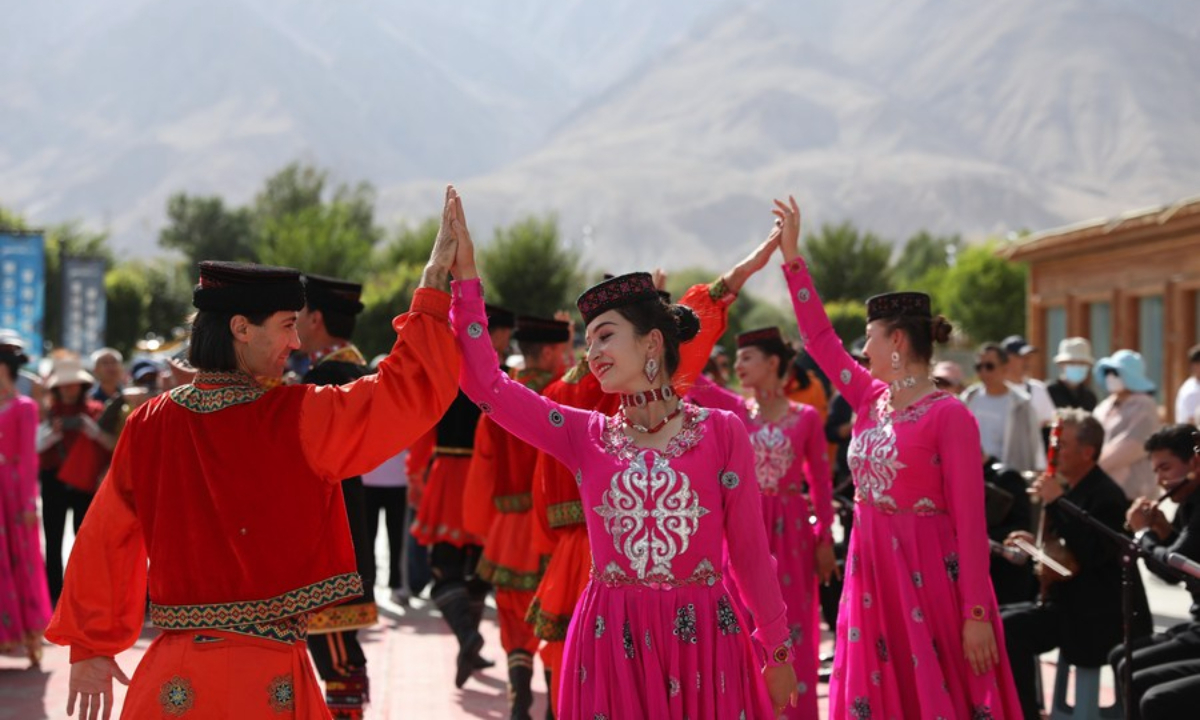Xinjiang set to launch first folk art season, promoting multiethnic charm