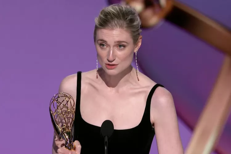 Elizabeth Debicki Details Why She’s “Surprised” by Win for The Crown