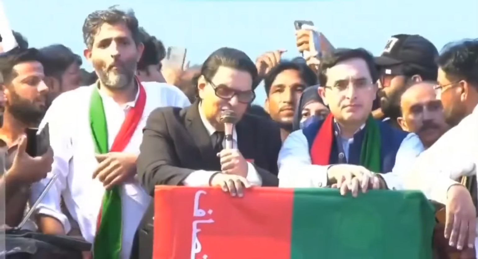 Unceremonious end to PTI’s Lahore rally as admin switches off lights, clears stage