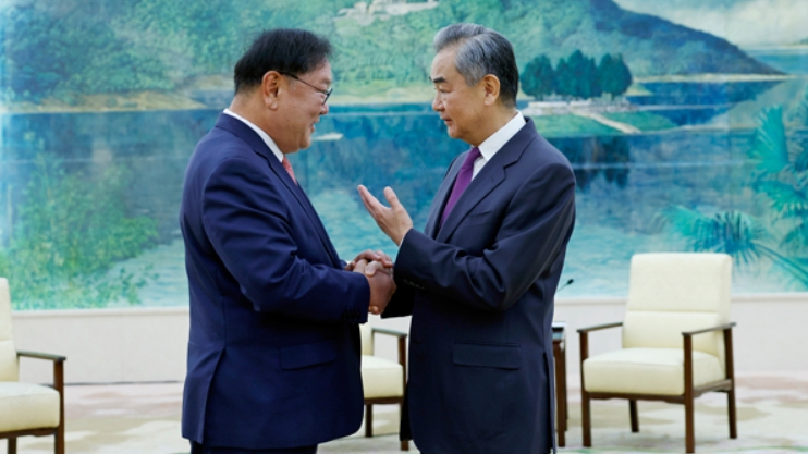 Wang Yi meets with head of ROK-China Parliamentarians' Union