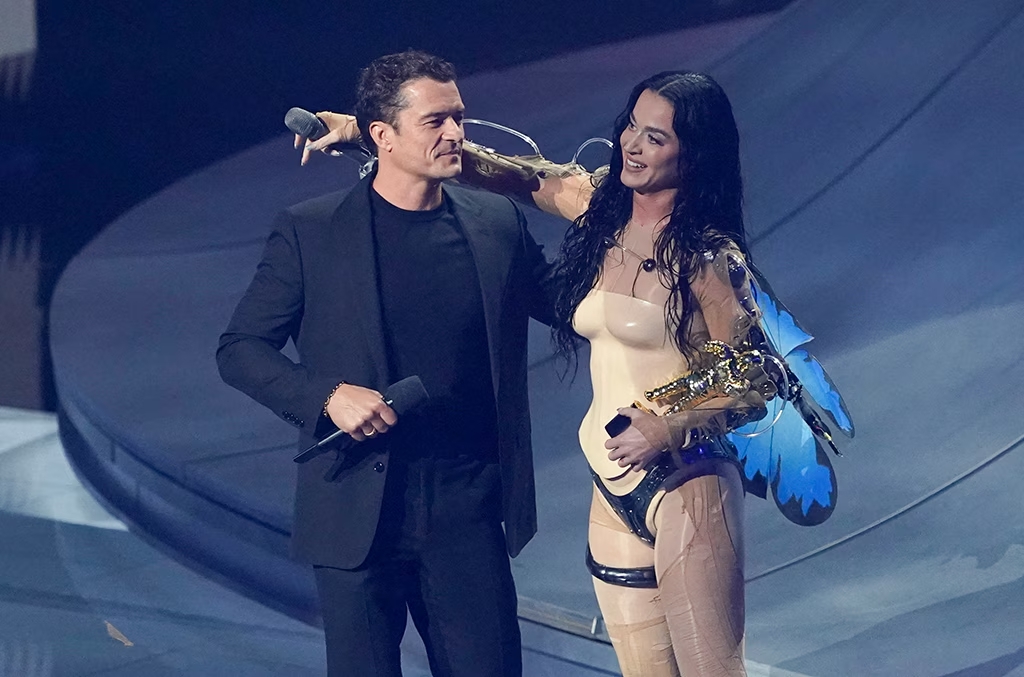 Why Orlando Bloom had surprising reaction to Katy Perry's VMAs performance | Video