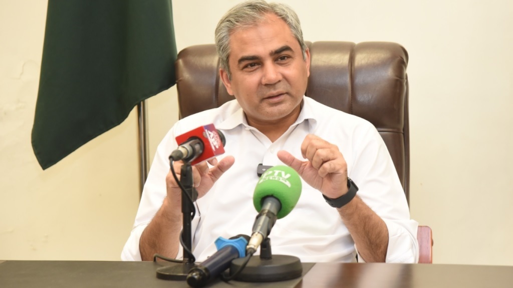 Interior Minister Mohsin Naqvi tackles agent mafia in surprise visit to Passport Office