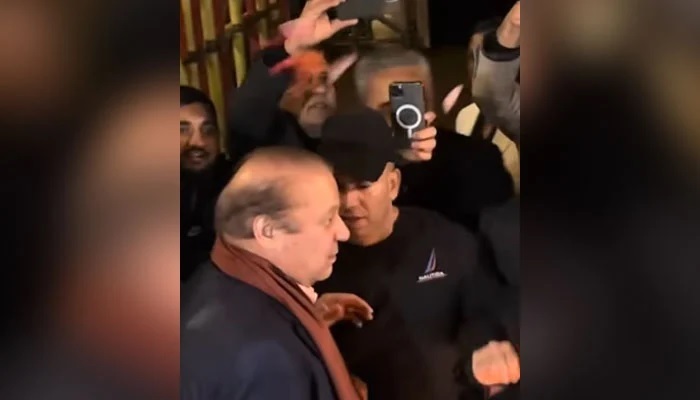 Pro and anti-slogans marks Nawaz Sharif arrival in London