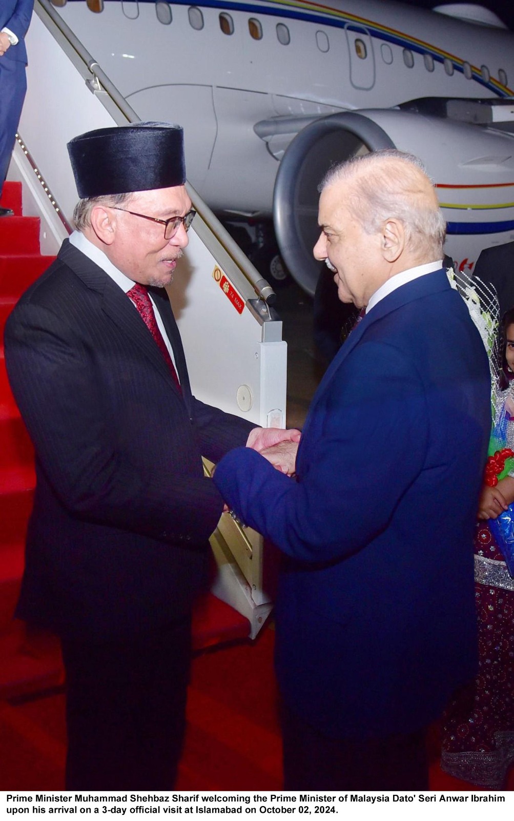 Malaysian PM arrives to a red carpet welcome