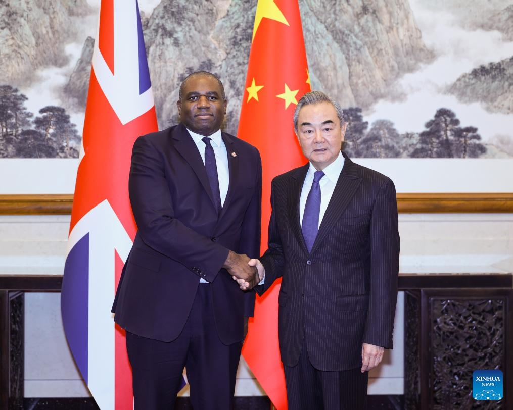 Chinese FM holds talks with British foreign secretary