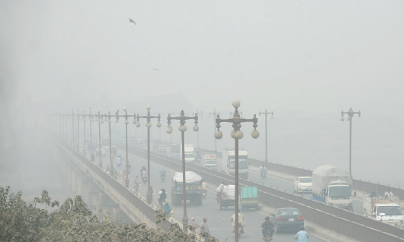 Smog blankets Lahore completely, over 15,000 more fall ill in a single day