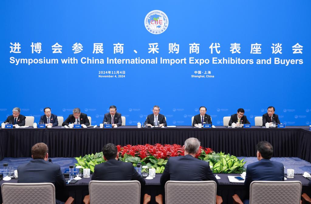 Chinese premier pledges broader opening-up for foreign-funded firms