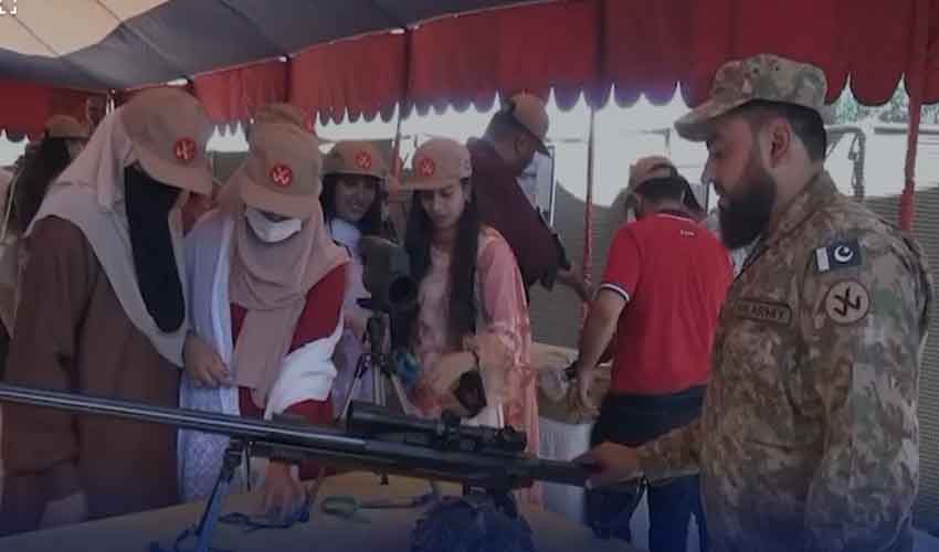 Students immerse in military life during Bahawalpur Garrison tour