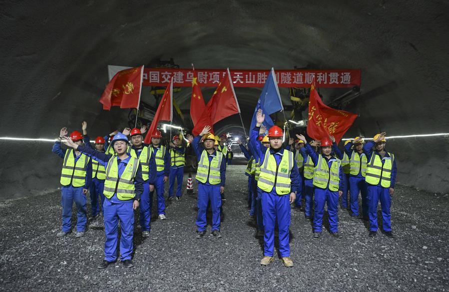 Breakthrough in world's longest expressway tunnel marks leap in Xinjiang's infrastructure