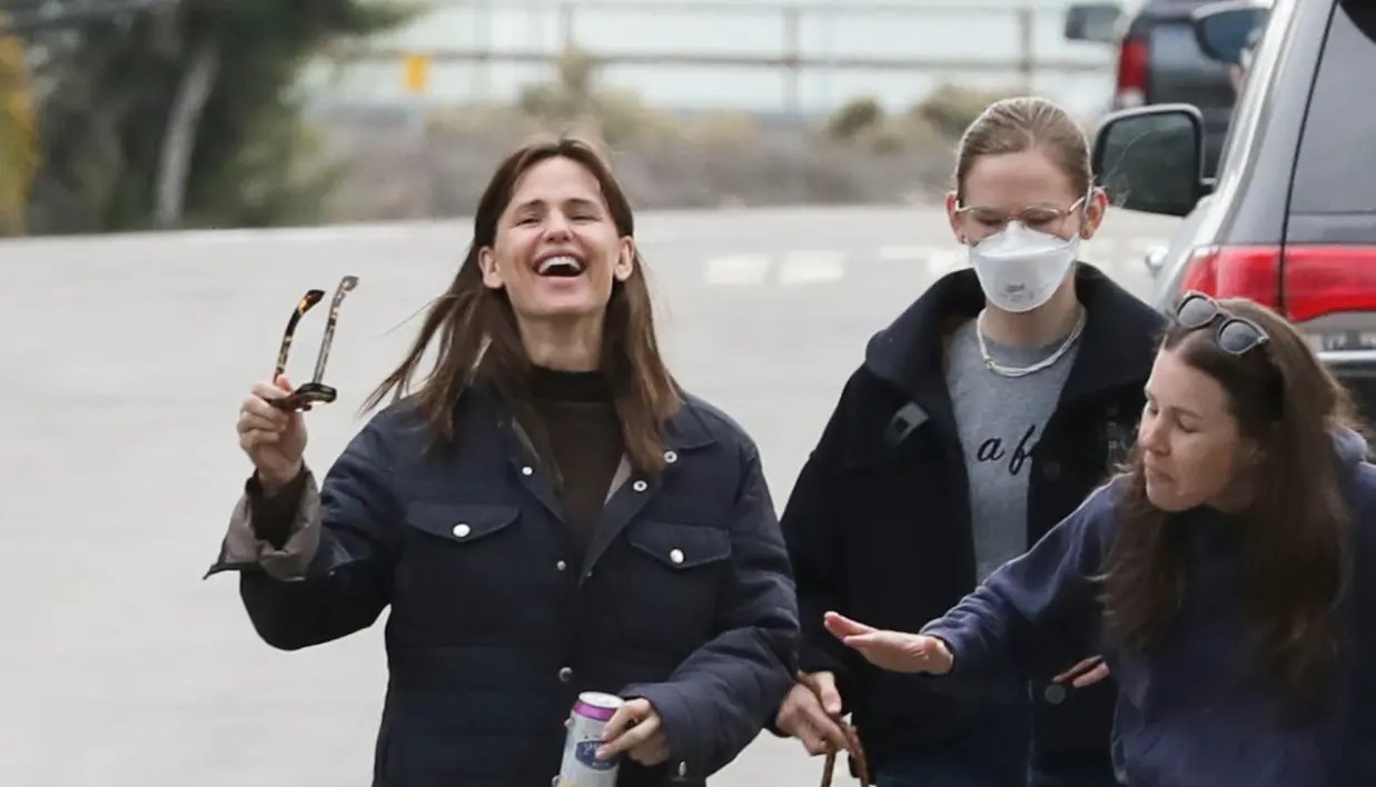 Jennifer Garner Steps Out with Daughter Violet After Thanksgiving with Ben Affleck