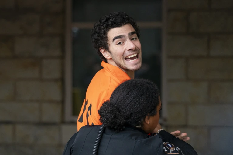 WATCH : Luigi Mangione Shouts at Media Outside Court