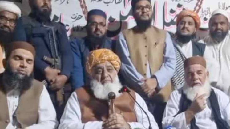 Fazl says govt has no justification to remain in power even for a single day
