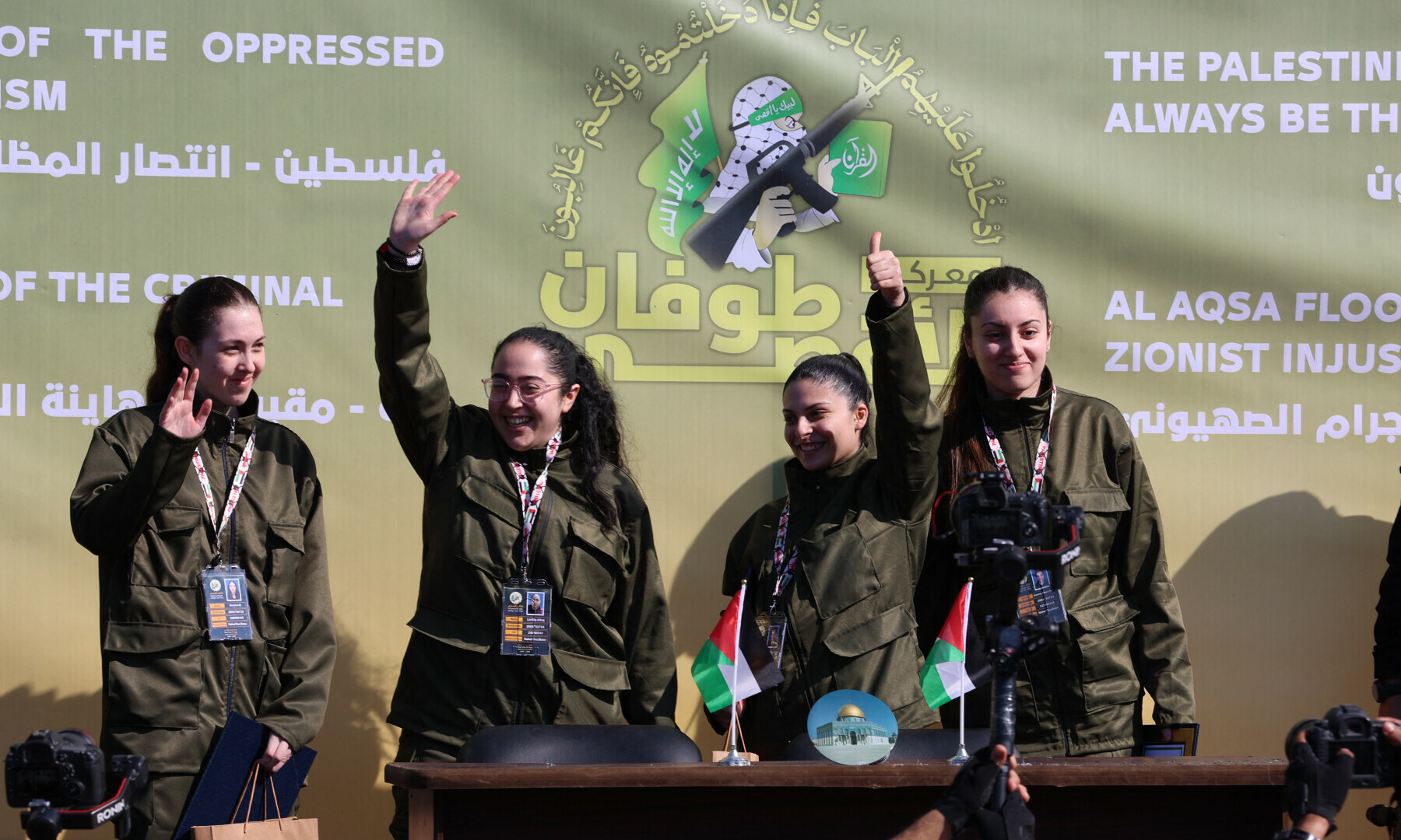 Two hundred Palestinian prisoners freed after Hamas released four female Israeli soldiers